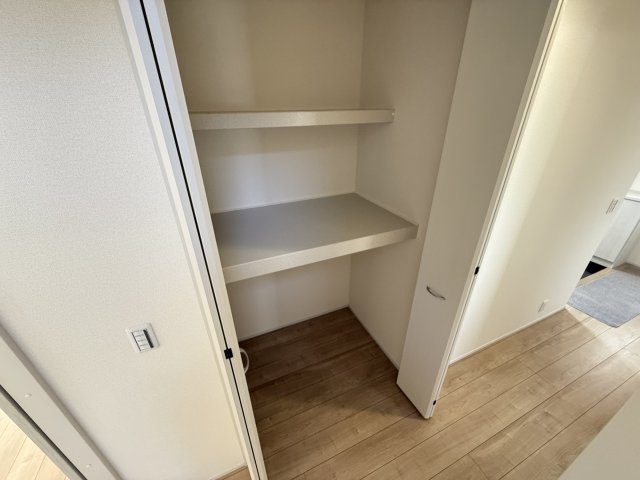 リーブルガーデンS第18渋川金井　4号棟の収納|１階廊下収納付きです。