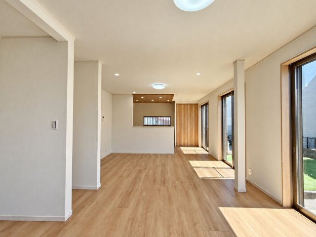 西武池袋線 保谷駅 20分 中古戸建 西東京市泉町4丁目の居間・リビング|掃き出し窓が複数並ぶ明るい印象のLDK。お庭側の様子も伺え、心地よい開放感を感じられます。