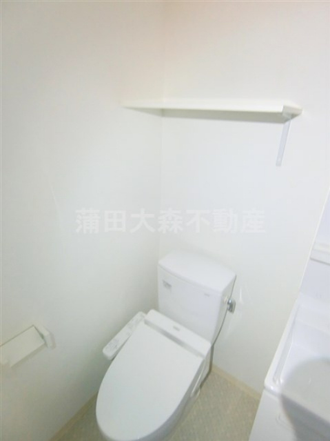 リヴシティ大森町のトイレ|棚と温水暖房便座付きトイレ　