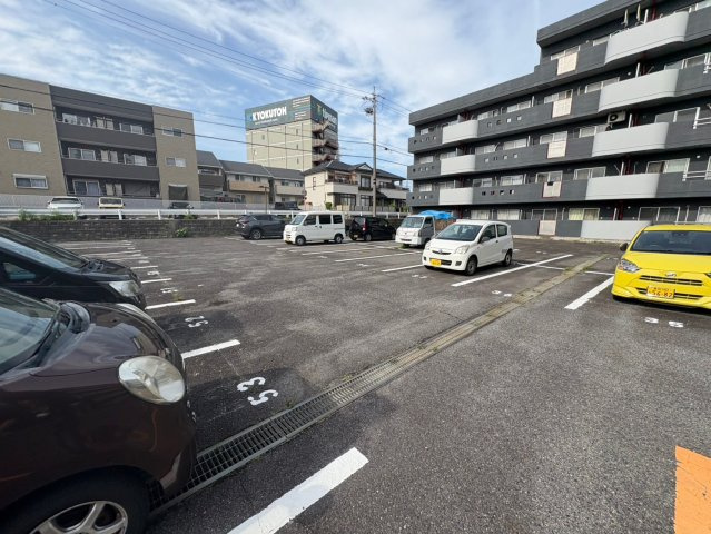 アークファーストの駐車場