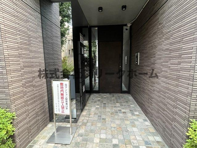 三鷹市上連雀１丁目の賃貸マンションのエントランス