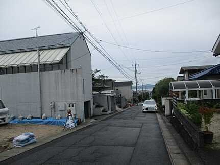広島市佐伯区薬師が丘４丁目　新築一戸建ての前面道路含む現地写真