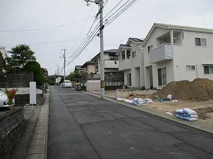 広島市佐伯区薬師が丘４丁目　新築一戸建ての前面道路含む現地写真