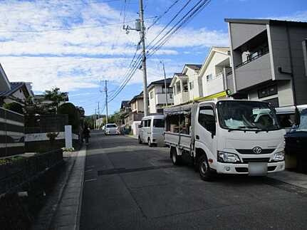 広島市佐伯区薬師が丘４丁目　新築一戸建ての前面道路含む現地写真