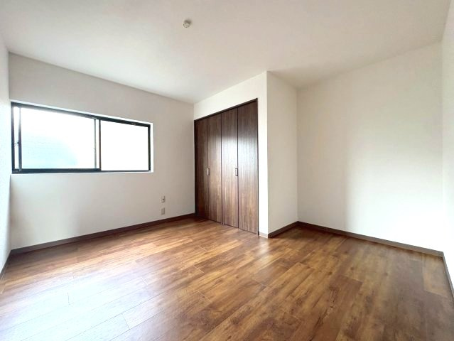 中野町戸建の洋室