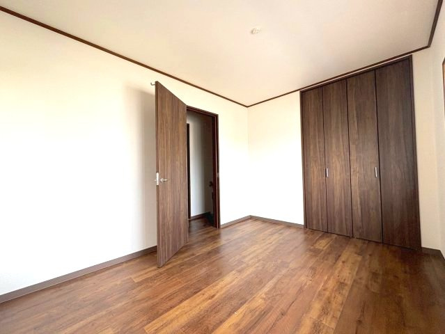 中野町戸建の洋室