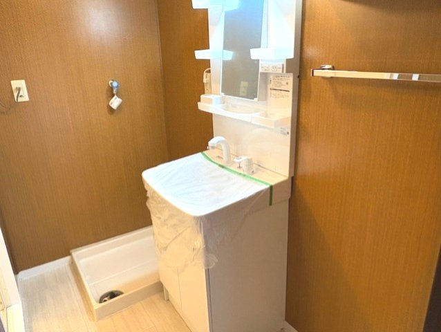 鴫野コーポ四号棟の洗面所|明るい洗面所です