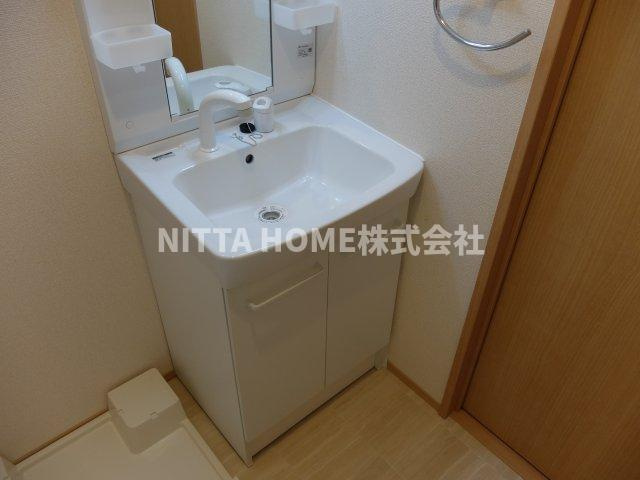 キャトルセゾン杉の洗面所|便利なシャワー付独立洗面台完備◎