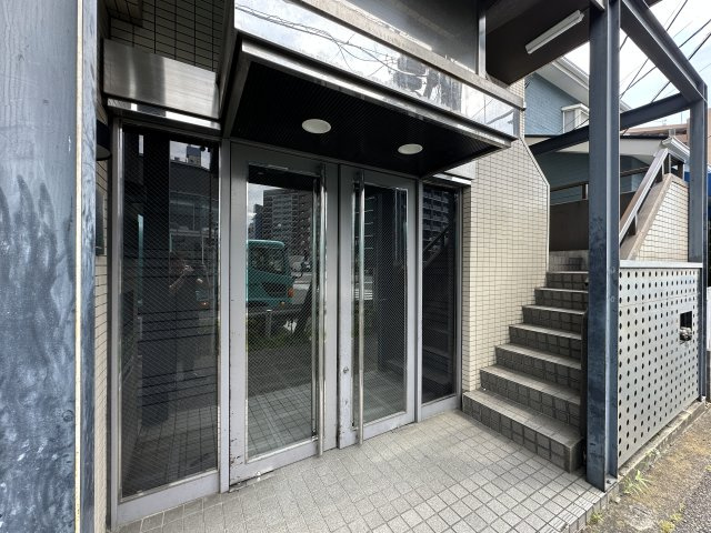 多摩市関戸３丁目の賃貸マンションのエントランス
