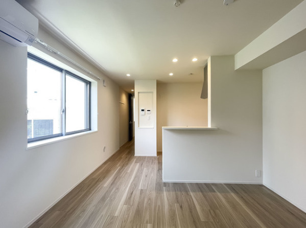 アイティム南麻布の居間・リビング|★明るいフローリングの角部屋です★