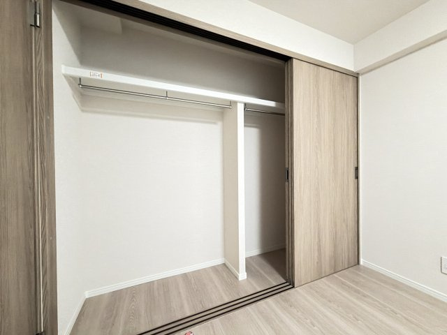 ロワールマンション野間の収納|【リノベーション仕様】居室にはワイドクローゼットを完備し、自由度の高い家具の配置が叶うシンプルな空間です。