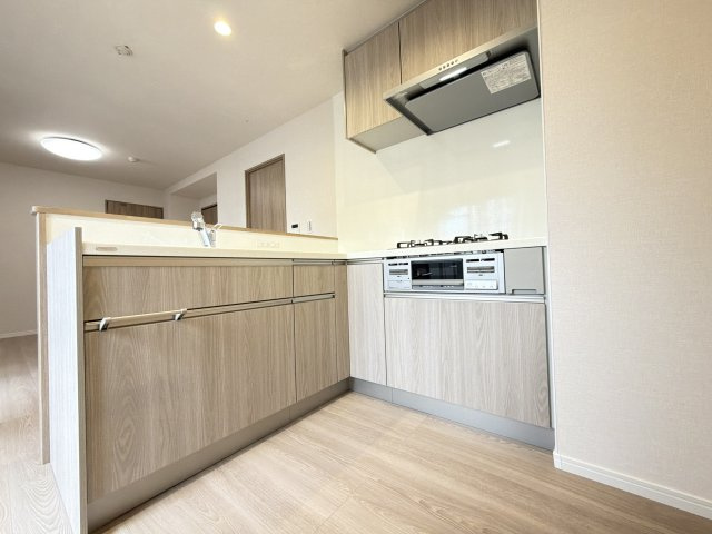 ロワールマンション野間のキッチン|【リノベーション仕様】開放感のある対面式キッチン！室内を全て新品仕様で造り替えされています♪