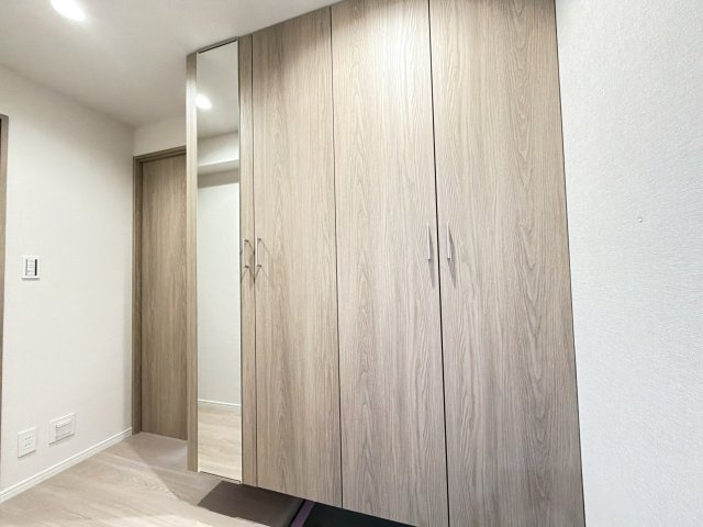 ロワールマンション野間の玄関|【新設】大型シューズボックス設置（トールタイプ・姿見ミラー付き）、靴もたくさん収納できます♪