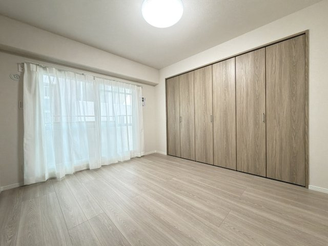 ロワールマンション野間の洋室|【リノベーション仕様】大きな窓から明るい日差しが差し込みます。