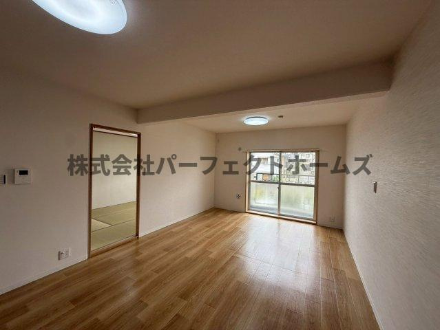 グリーンコート C棟の居間・リビング|こちらの居間で趣味の時間をお楽しみください