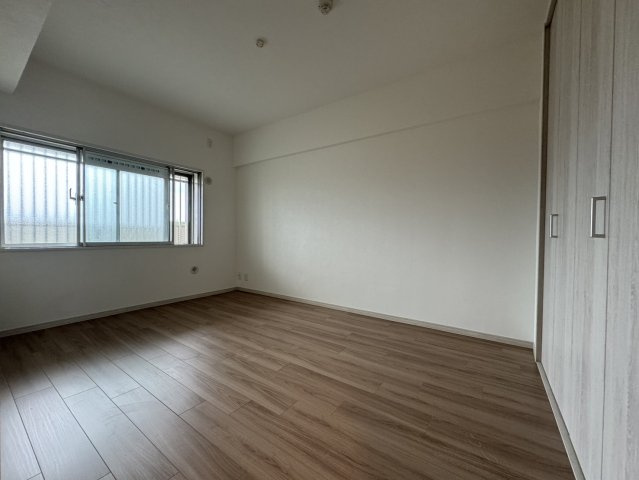 ファースト香里園ハイツの洋室|【同社施工例】※類似同仕様です。開口部のデザインや位置等のデザインが異なります。