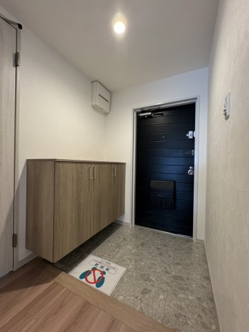 ファースト香里園ハイツの玄関|【同社施工例】※類似同仕様です。開口部のデザインや位置等のデザインが異なります。