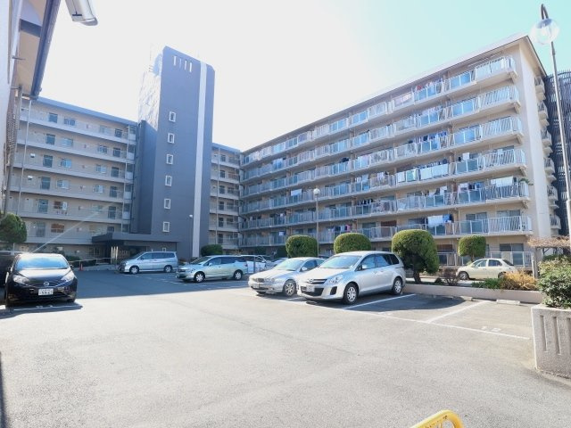 ファースト香里園ハイツの駐車場