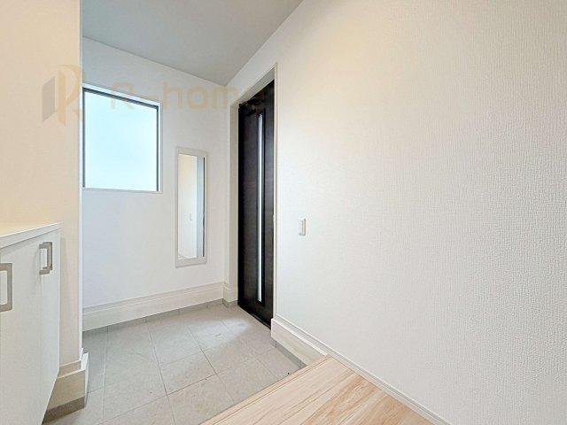 ひたちなか市東石川8期　新築戸建て　1号棟の玄関|ベビーカーやアウトドア用品もスッキリ収納できるシューズインクローゼット！