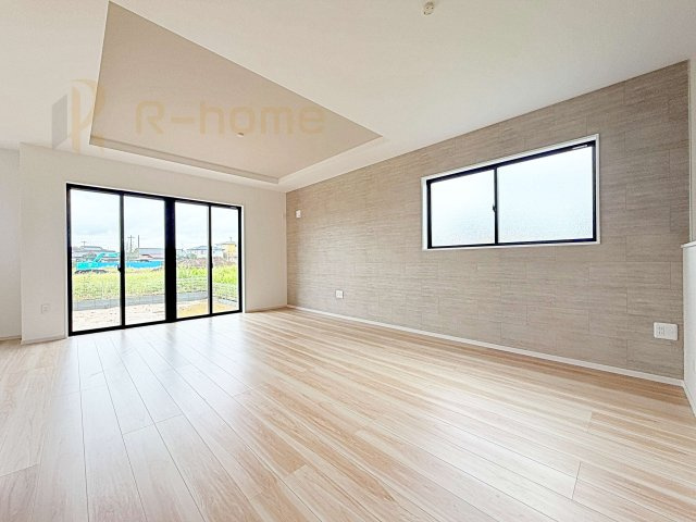 ひたちなか市東石川8期　新築戸建て　1号棟の居間・リビング|広くてとっても明るいLDK♪アクセントクロスがお洒落なくつろぎ空間！