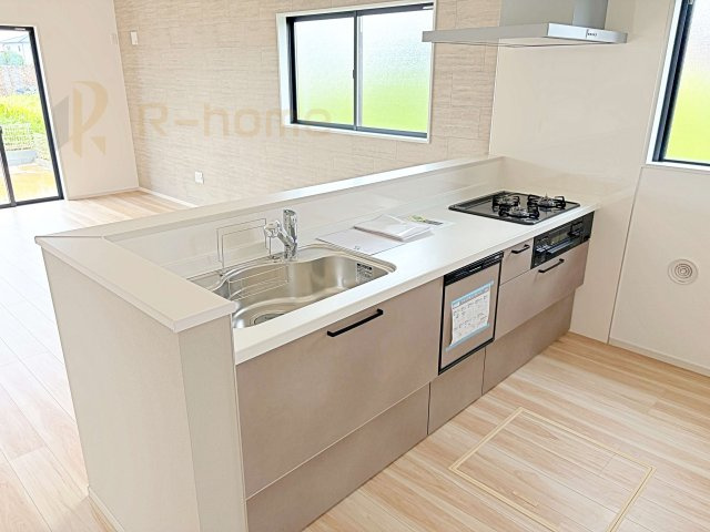 ひたちなか市東石川8期　新築戸建て　1号棟のキッチン|料理をしながら家族とコミュニケーションが取れる対面式システムキッチン。便利なビルトイン食洗機付き！