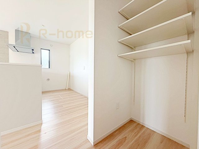 ひたちなか市東石川8期　新築戸建て　1号棟の収納|キッチンと洗面所から出入り可能なパントリー！キッチン周りがスッキリ片付きます♪