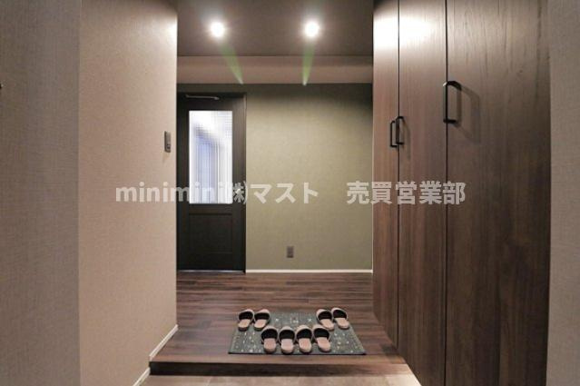 サンメゾン与力の玄関|◆ゆったりとした廊下設計で、室内の移動もスムーズ。生活動線に配慮された間取りです♪
