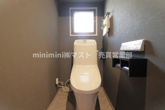 サンメゾン与力のトイレ|◆トイレにも窓付き！ニオイがこもりにくく、衛生的で快適な空間です♪

