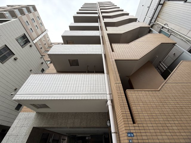 もし、これまでに怖い目にあったコトがあるのなら…、今後の生活はより安心したいと思うはず、、なら、もう、ココしかない！！鶴見警察署がほぼ隣！！な、『ネオマイム鶴見中央センターコート』フルリフォームの外観|外はこのようになっています
