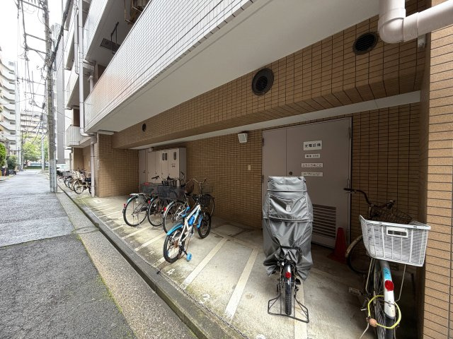 もし、これまでに怖い目にあったコトがあるのなら…、今後の生活はより安心したいと思うはず、、なら、もう、ココしかない！！鶴見警察署がほぼ隣！！な、『ネオマイム鶴見中央センターコート』フルリフォームの駐輪場