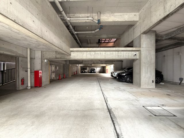 もし、これまでに怖い目にあったコトがあるのなら…、今後の生活はより安心したいと思うはず、、なら、もう、ココしかない！！鶴見警察署がほぼ隣！！な、『ネオマイム鶴見中央センターコート』フルリフォームの駐車場|駐車場があるので、車を買う予定の方も安心です