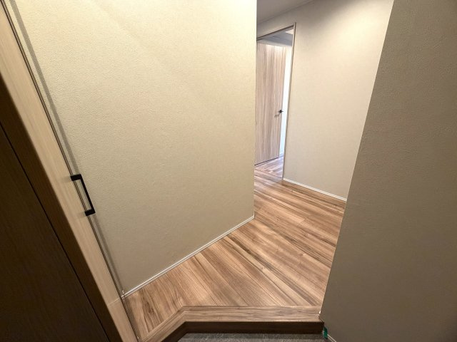 もし、これまでに怖い目にあったコトがあるのなら…、今後の生活はより安心したいと思うはず、、なら、もう、ココしかない！！鶴見警察署がほぼ隣！！な、『ネオマイム鶴見中央センターコート』フルリフォームの玄関|きれいな玄関です