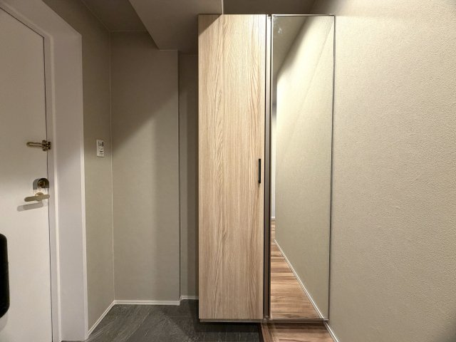 もし、これまでに怖い目にあったコトがあるのなら…、今後の生活はより安心したいと思うはず、、なら、もう、ココしかない！！鶴見警察署がほぼ隣！！な、『ネオマイム鶴見中央センターコート』フルリフォームの玄関|きれいな玄関です