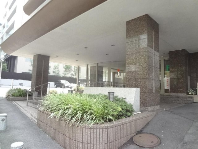 ドミール五番町のエントランス