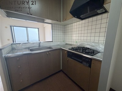 3口ガスコンロ付で機能的なキッチンです！
