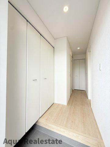 高松市上天神町の新築一戸建の玄関|明るい玄関です