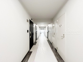 【その他共用部分】 | 共用廊下です。ここもきれいに清掃されています。周囲のお部屋の様子も、ぜひ伺ってみてください。～即日のご見学可能～　お問合せはお気軽にどうぞ。
