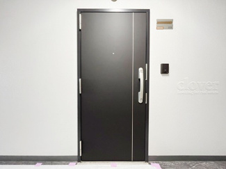 【その他共用部分】 | 皆様をお迎えする、お部屋の玄関ドア。開けやすさや開放角度、ドアノブの操作しやすさや鍵の形状などを、現地で一度ご確認ください。～即日のご見学可能～　お問合せはお気軽にどうぞ。
