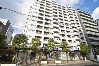 【外観】 | 青空によく映える建物です。手入れの行き届いた外壁やマンション正面エントランスなど、綺麗な姿をぜひ一度、現地にてご覧ください。～即日のご見学可能～　お問合せはお気軽にどうぞ。
