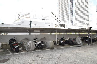 【駐車場】 | バイク置き場。空き区画の有無や駐輪料金、サイズおよび排気量規定などについては、改めてお問い合わせください。～即日のご見学可能～　お問合せはお気軽にどうぞ。
