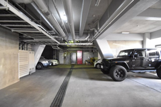 【駐車場】 | マンションの駐車場スペース。空きの有無や駐車料金、サイズ規定などについては、改めてお問い合わせください。～即日のご見学可能～　お問合せはお気軽にどうぞ。
