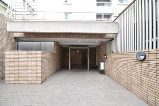 【エントランス】 | オートロックを備えた、マンションのエントランス。やはりセキュリティの観点は欠かすことができません。皆様を“安全”に送り出し、出迎えてくれます。～即日のご見学可能～　お問合せはお気軽にどうぞ。
