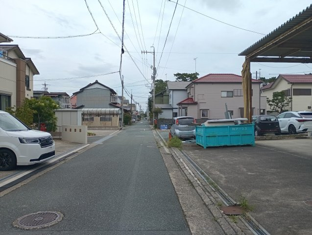 新津町貸倉庫の駐車場|北面道路