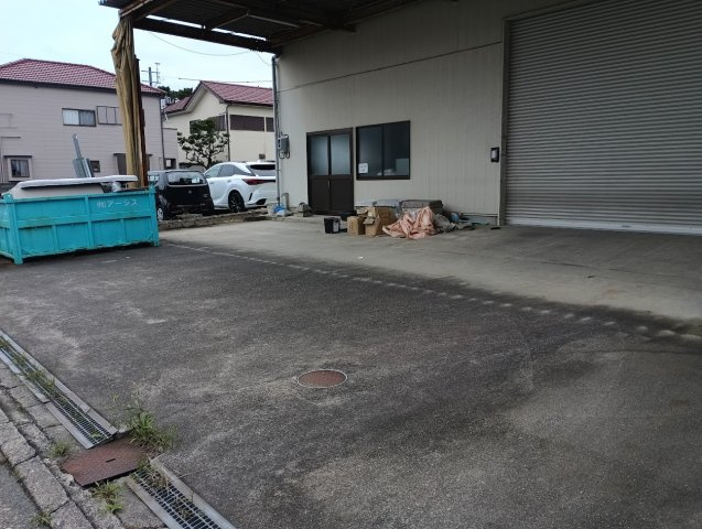 新津町貸倉庫の駐車場