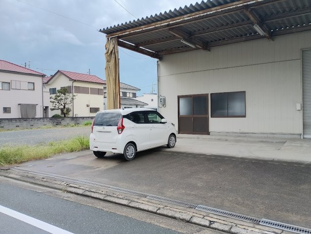新津町貸倉庫の駐車場