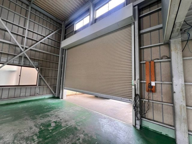新津町貸倉庫の設備|入口シャッターです。