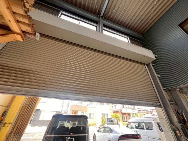 新津町貸倉庫の設備|入口シャッター