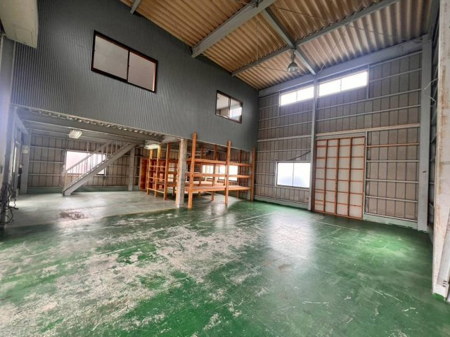新津町貸倉庫の内装