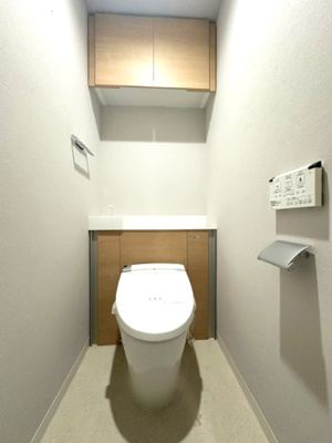 【トイレ】 | サンヴェール千里緑地公園 | 温水洗浄便座付のトイレで、冬の寒い時期でも快適！吊戸棚付きで、予備のペーパー類も問題なく収納できます。