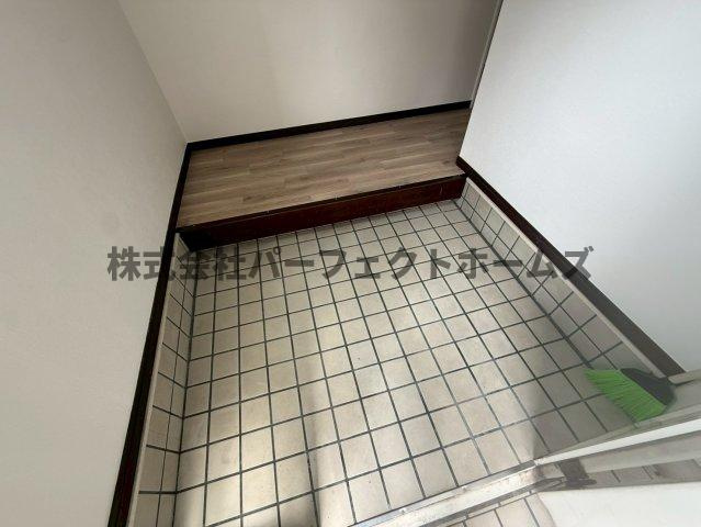 枚方市尊延寺５丁目の一戸建ての玄関|明るい玄関です